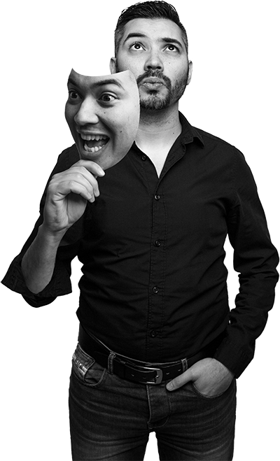 Marc Pichel houdt een masker van zichzelf vast 